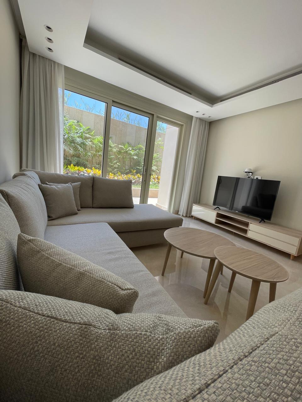 2 bedroom Apartment with English Court View
