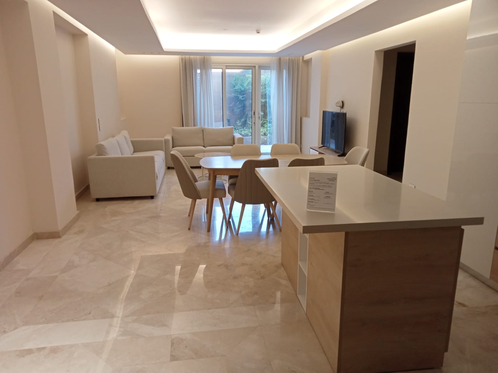 2 bedroom Apartment with English Court View