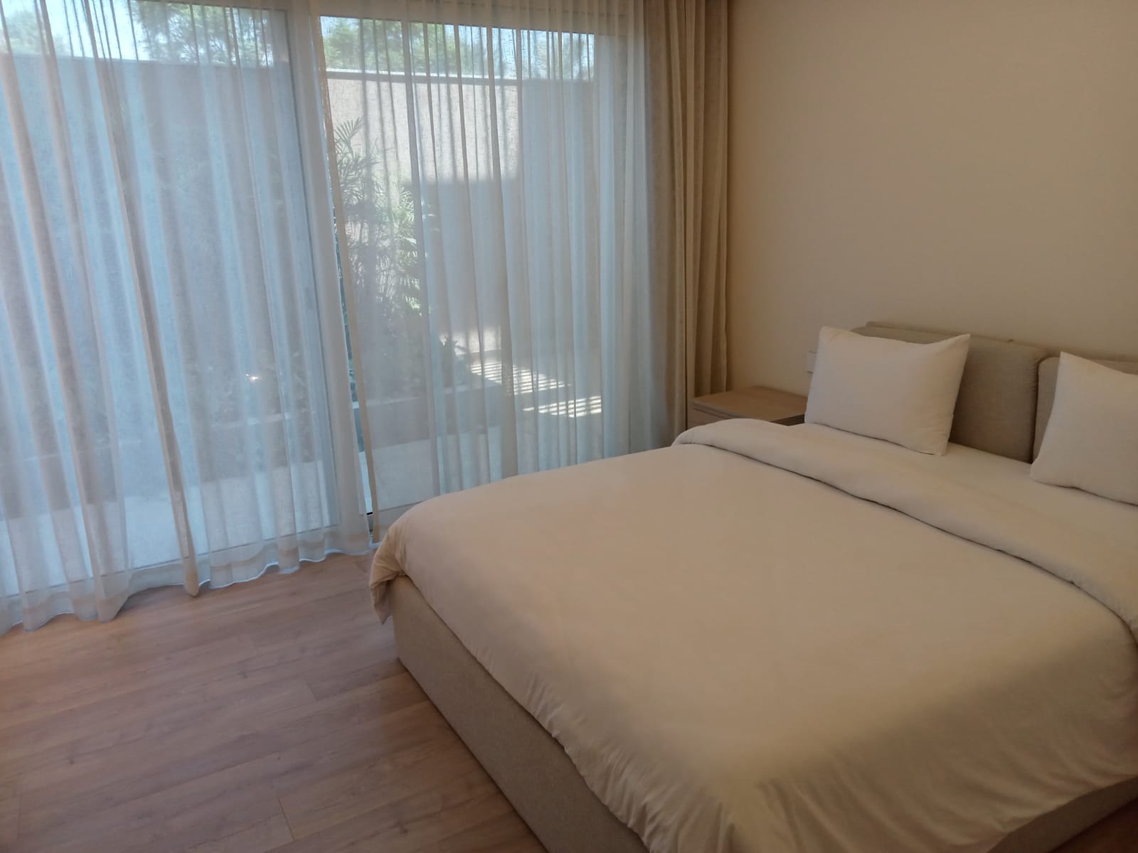 4 Bedroom with English court 