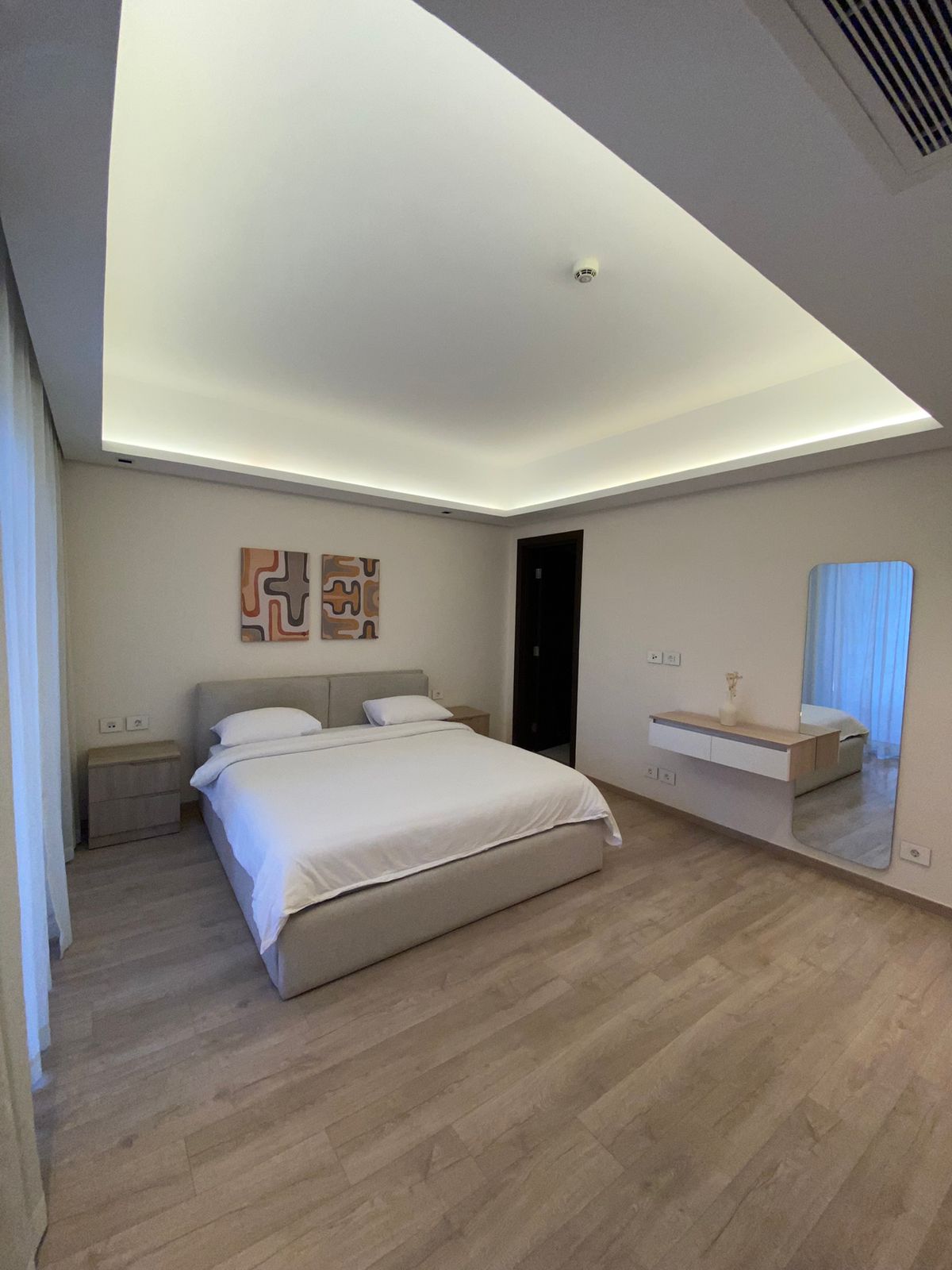 2 bedroom Apartment with English Court View
