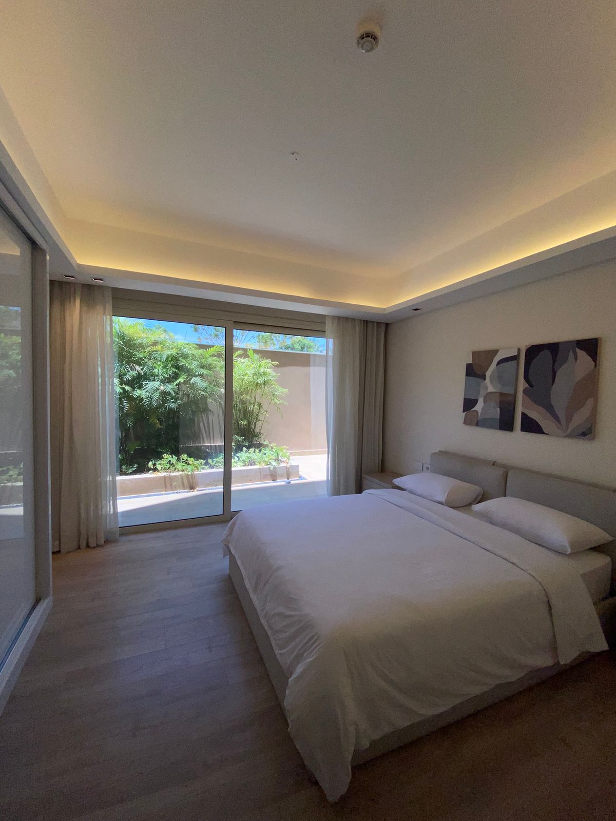 2 bedroom Apartment with English Court View
